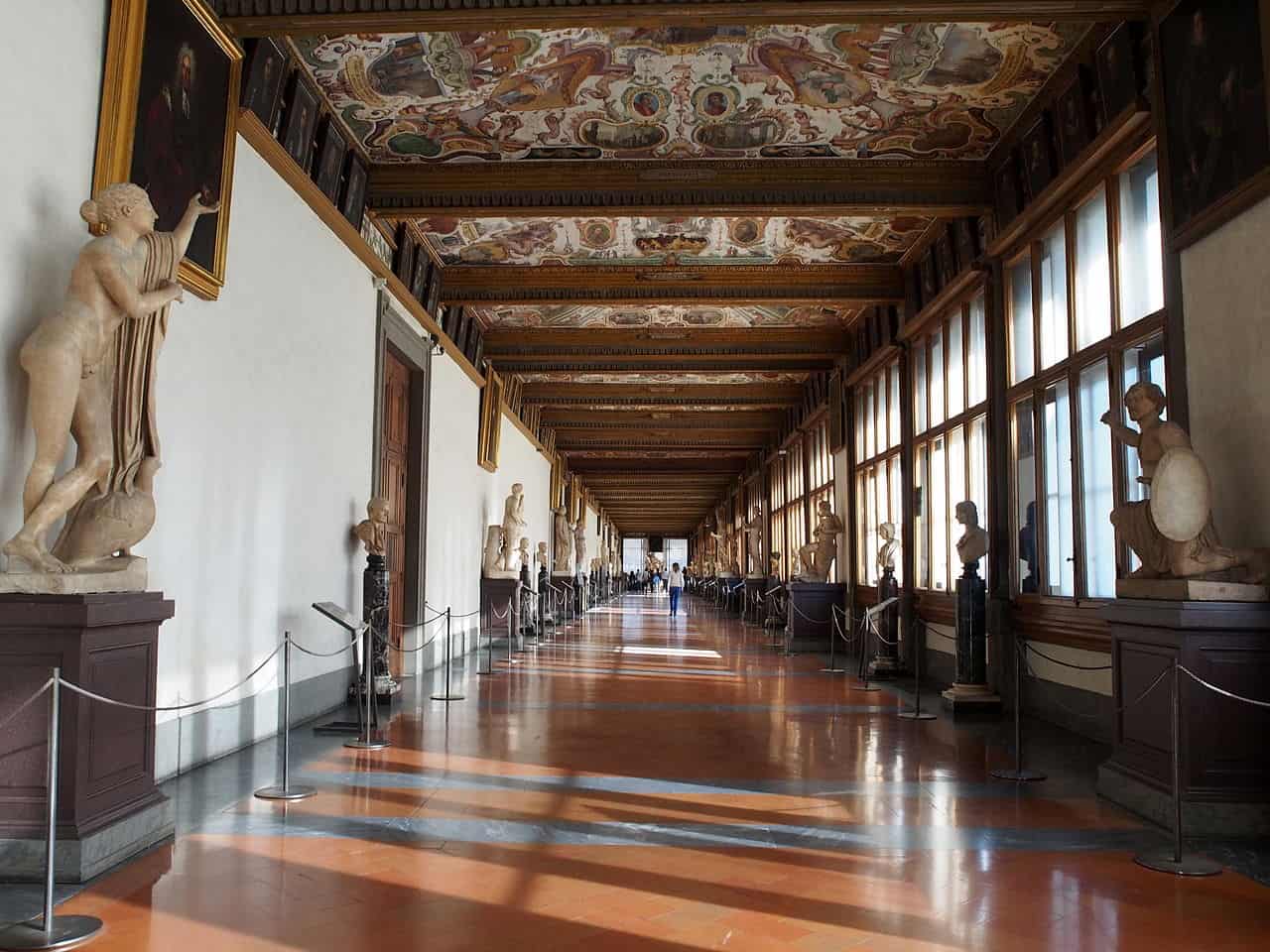 1280px-Uffizi_Gallery_hallway-min